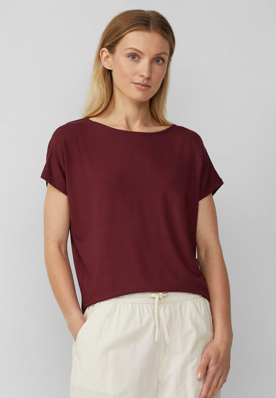 Футболка s.Oliver ÜBERSCHNITTENEN SCHULTERN, Bordeaux/Dark Red
Футболка s.Oliver ÜBERSCHNITTENEN SCHULTERN, Bordeaux/Dark Red