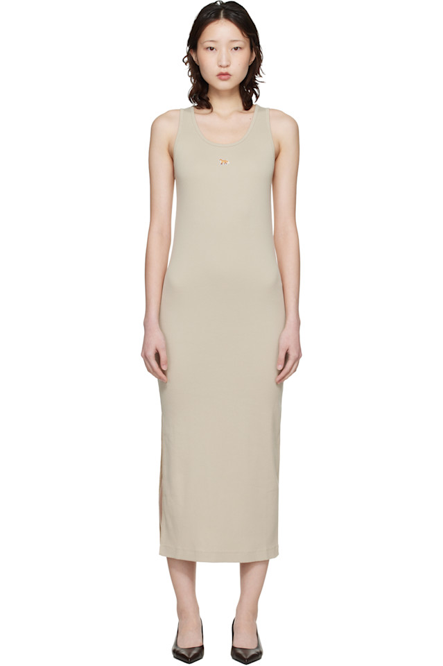 Maison Kitsuné Бежевое ребристое платье-макси с рисунком лисички
Maison Kitsuné Бежевое ребристое платье-макси с рисунком лисички