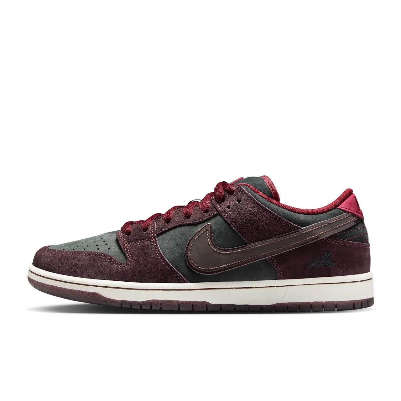 Кроссовки унисекс Nike SB Dunk Low Pro x Riot Skateshop, темно-серый/красный 
Кроссовки унисекс Nike SB Dunk Low Pro x Riot Skateshop, темно-серый/красный