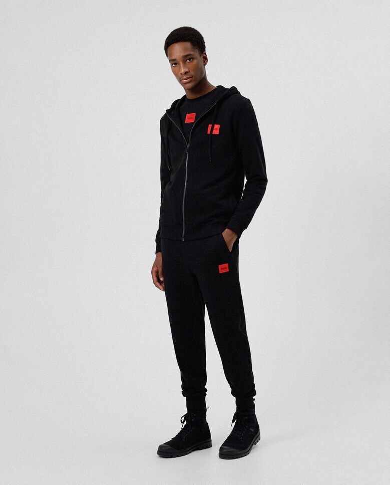 Мужские хлопковые спортивные штаны с красной нашивкой-логотипом Hugo, черный
Мужские хлопковые спортивные штаны с красной нашивкой-логотипом Hugo, черный