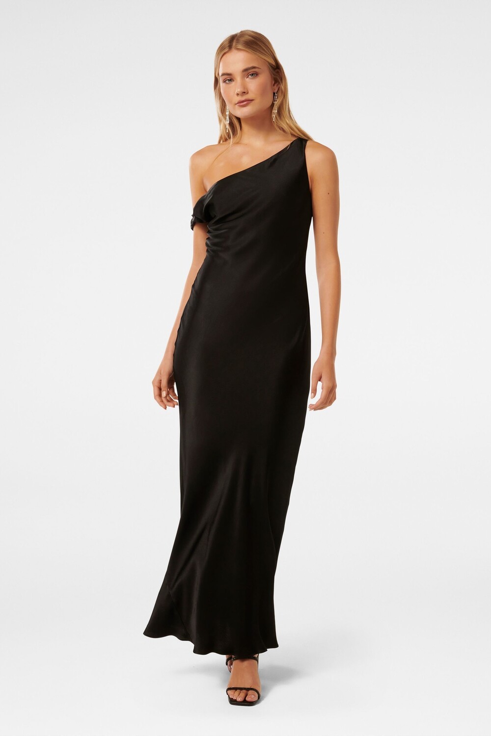 Атласное платье макси Blake с открытыми плечами Forever New, черный 
Атласное платье макси Blake с открытыми плечами Forever New, черный
