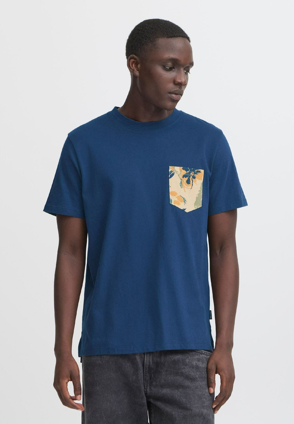 Футболка с принтом BHJEM Blend, синий
Футболка с принтом BHJEM Blend, синий