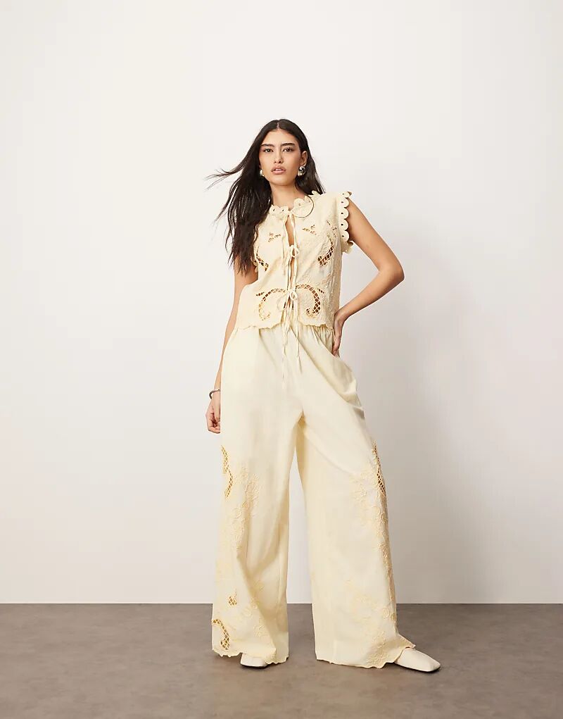 Прямые брюки ARRANGE из хлопка с вышивкой и ришелье лимонного цвета
Прямые брюки ARRANGE из хлопка с вышивкой и ришелье лимонного цвета