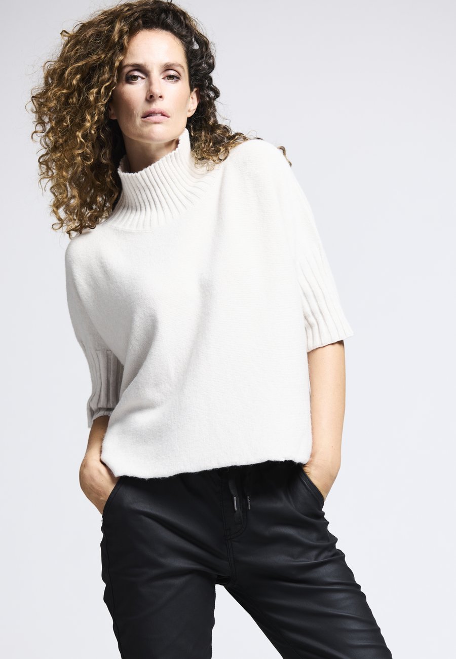Футболка Andijamo TIMELESS, Offwhite/Off-White
Футболка Andijamo TIMELESS, Offwhite/Off-White