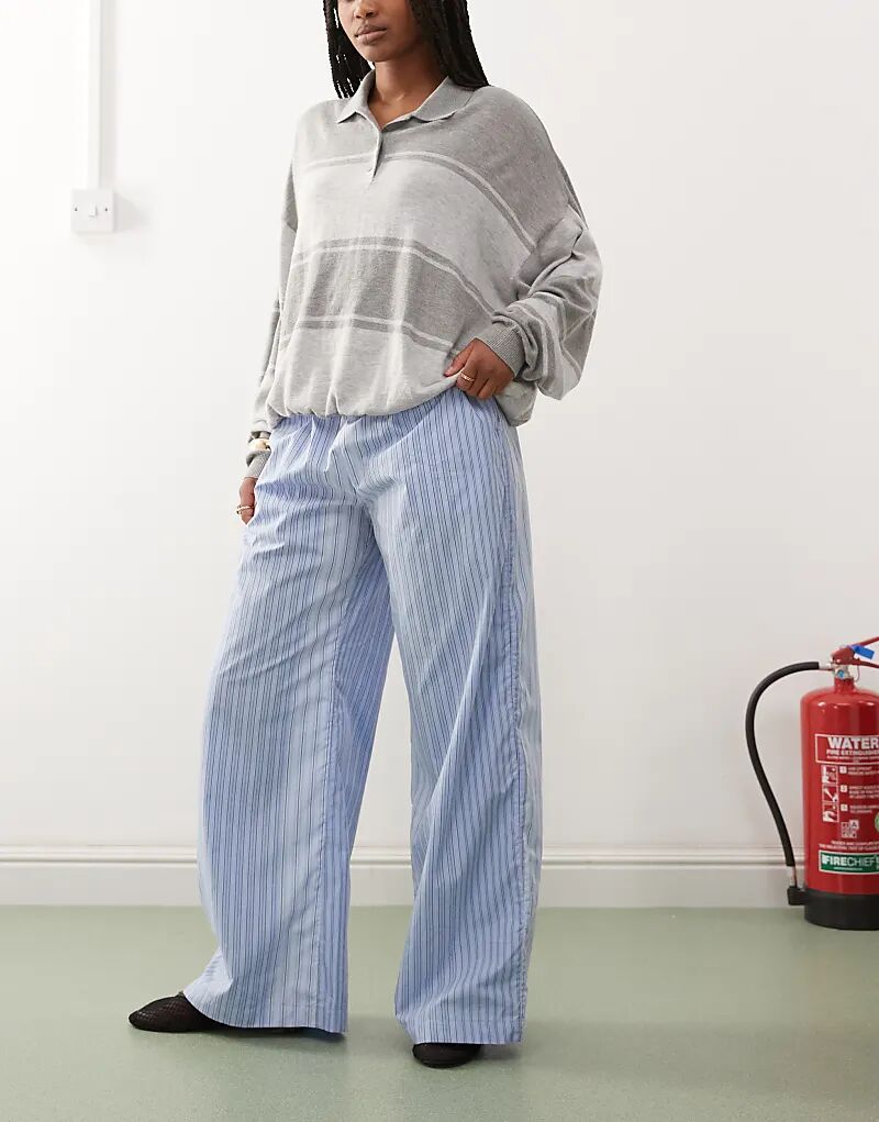 Брюки свободного покроя в будничную синюю полоску разных цветов
Брюки свободного покроя в будничную синюю полоску разных цветов