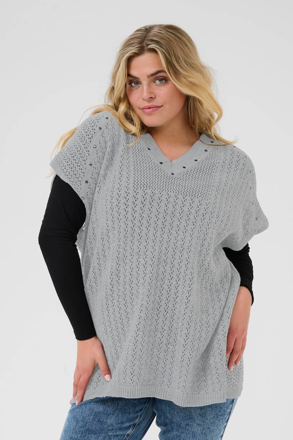 KAFFE CURVE Кейп 'Rosa' в крапчатом сером
KAFFE CURVE Кейп 'Rosa' в крапчатом сером