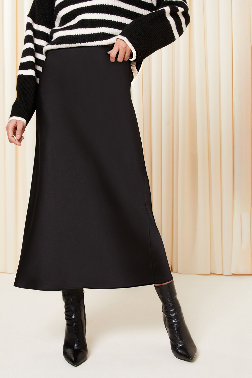 Атласная юбка макси косого кроя Friends Like These, черный
Атласная юбка макси косого кроя Friends Like These, черный