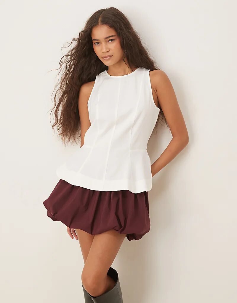 Белый топ без рукавов с присборенной баской ASOS DESIGN
Белый топ без рукавов с присборенной баской ASOS DESIGN