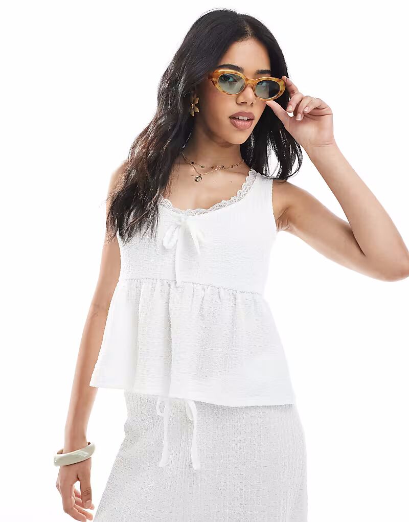 Топ Miss Selfridge с фактурной кружевной отделкой цвета экрю
Топ Miss Selfridge с фактурной кружевной отделкой цвета экрю