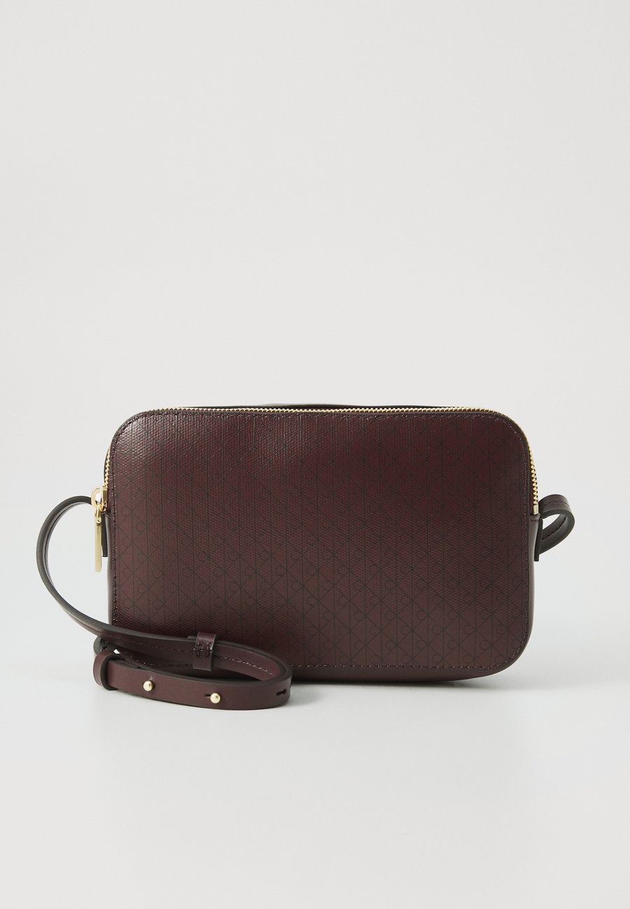 Сумка кросс-боди Calvin Klein EMBLEM ELONGATED CAMERA BAG, Fudge Aop/Brown
Сумка кросс-боди Calvin Klein EMBLEM ELONGATED CAMERA BAG, Fudge Aop/Brown