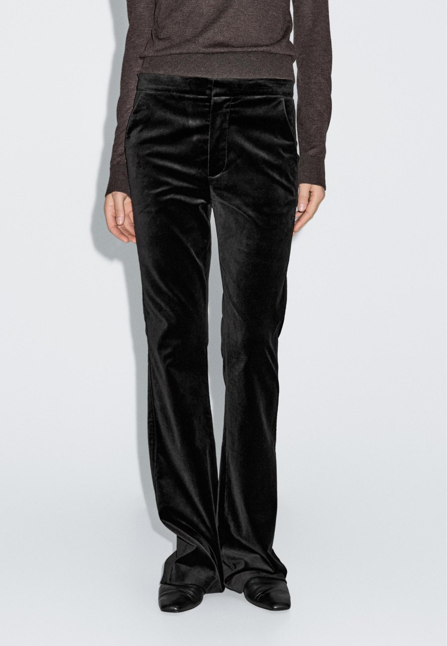 Брюки Massimo Dutti SKINNY FLARE FIT VELVET, Black
Брюки Massimo Dutti SKINNY FLARE FIT VELVET, Black