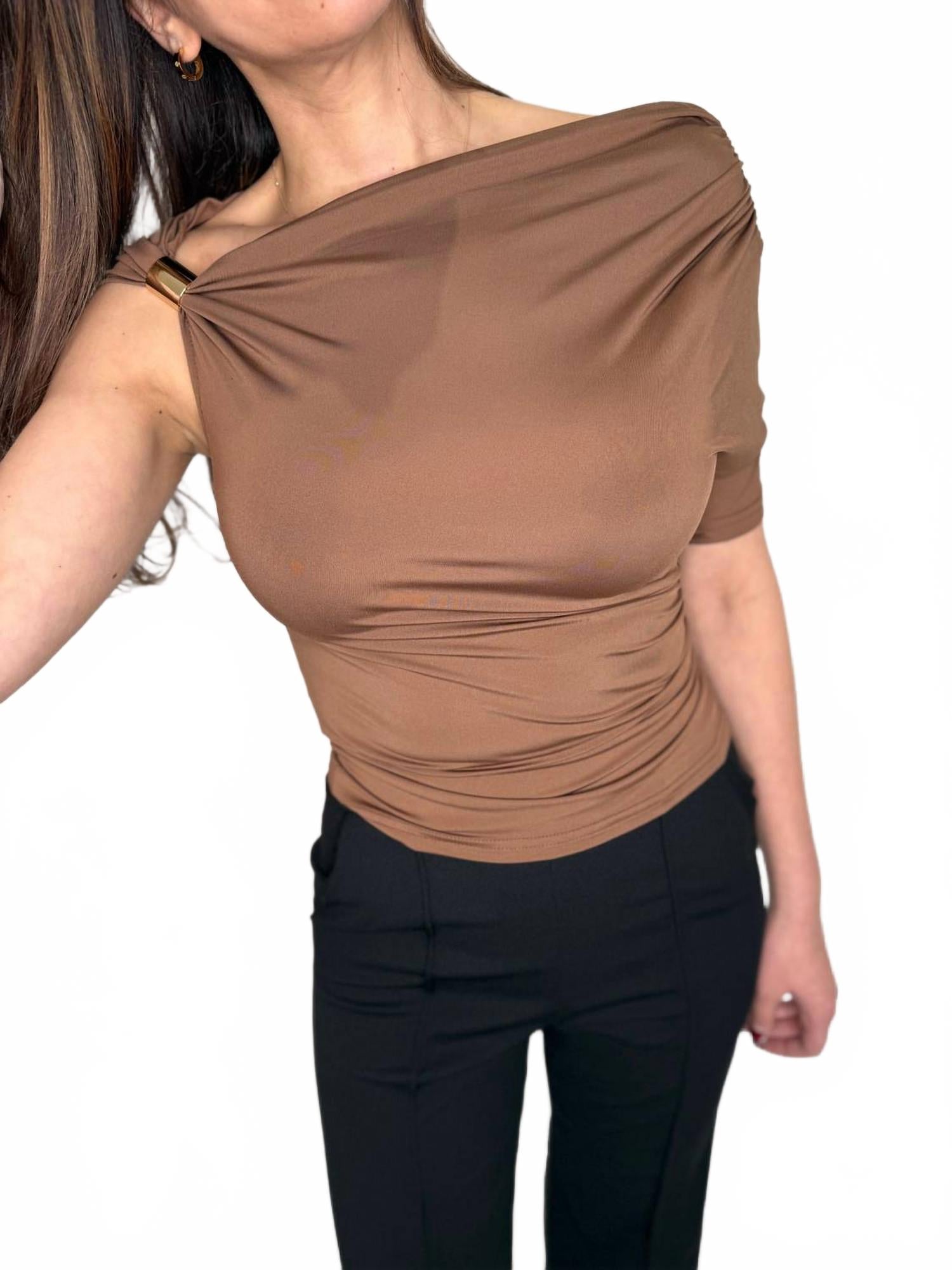 Селина топ с вырезом в коричневом WonderxFans
Селина топ с вырезом в коричневом WonderxFans