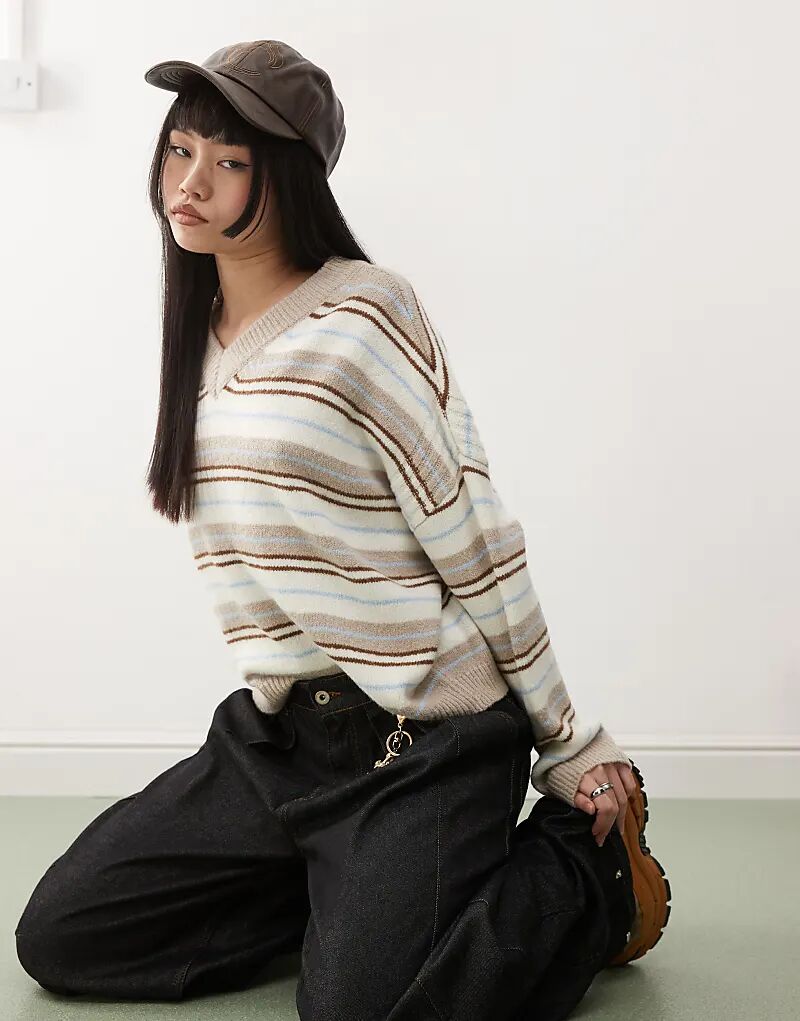 COLLUSION вязаный полосатый джемпер с V-образным вырезом синего цвета
COLLUSION вязаный полосатый джемпер с V-образным вырезом синего цвета