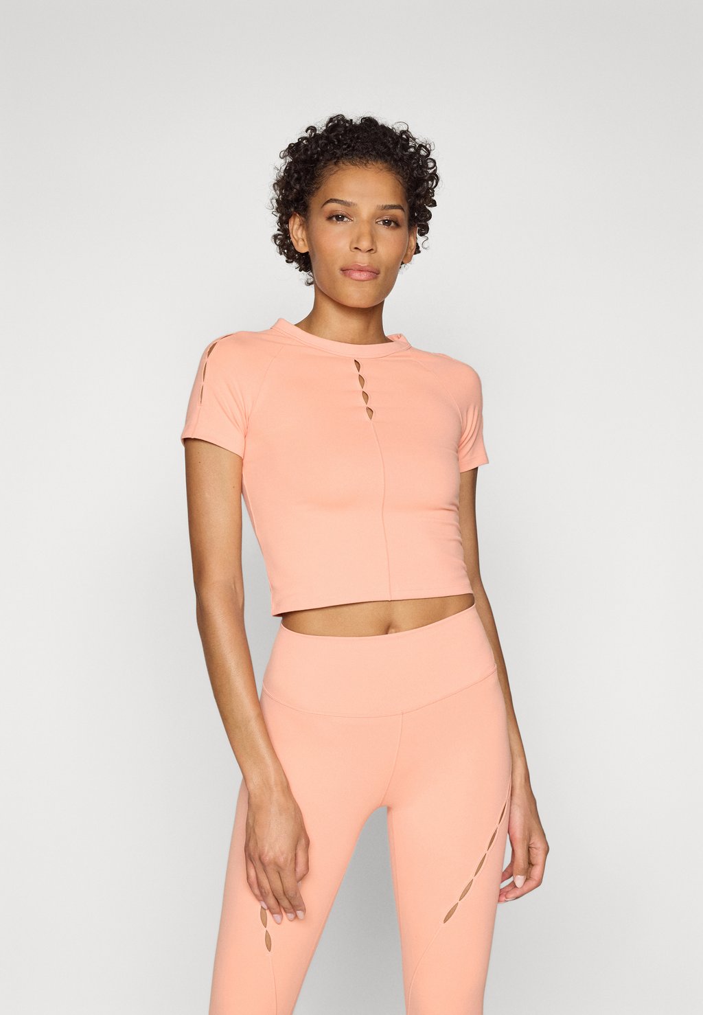 Спортивная футболка ONE FITTED TOP Nike Performance, оранжевый
Спортивная футболка ONE FITTED TOP Nike Performance, оранжевый