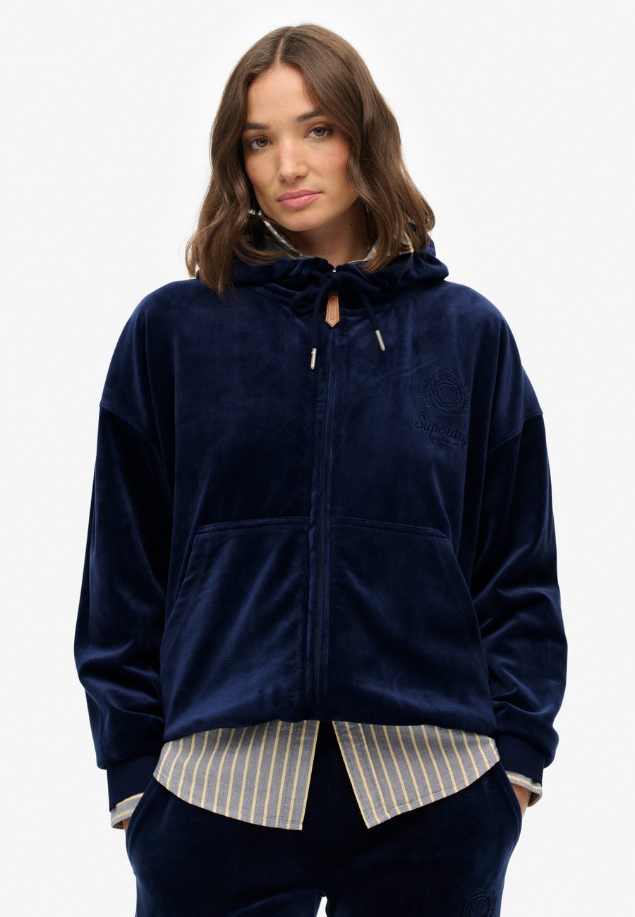 Толстовка Superdry & Co COUNTRY CLUB HOODIE, Rich Navy/Blue
Толстовка Superdry & Co COUNTRY CLUB HOODIE, Rich Navy/Blue