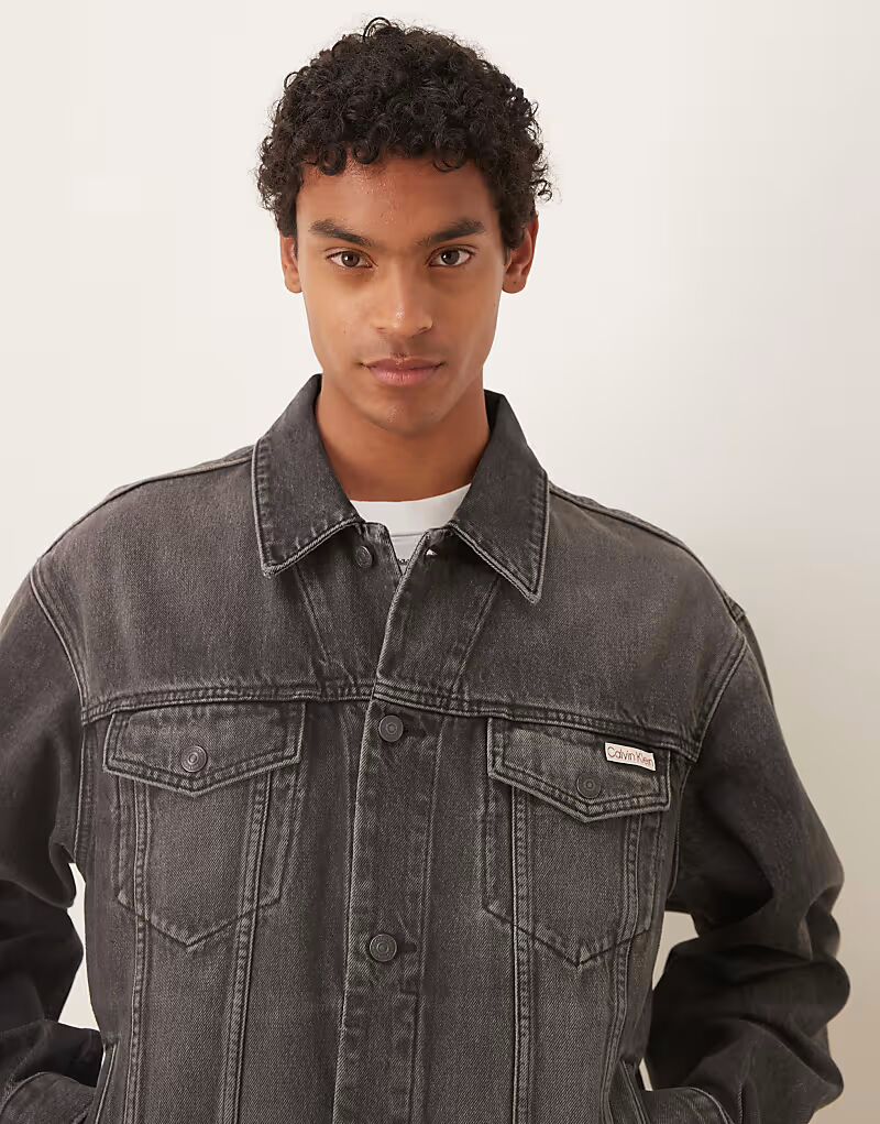 Джинсовая куртка, икона 90-х, модель 94 trucker, выбеленного черного цвета Calvin Klein Jeans
Джинсовая куртка, икона 90-х, модель 94 trucker, выбеленного черного цвета Calvin Klein Jeans