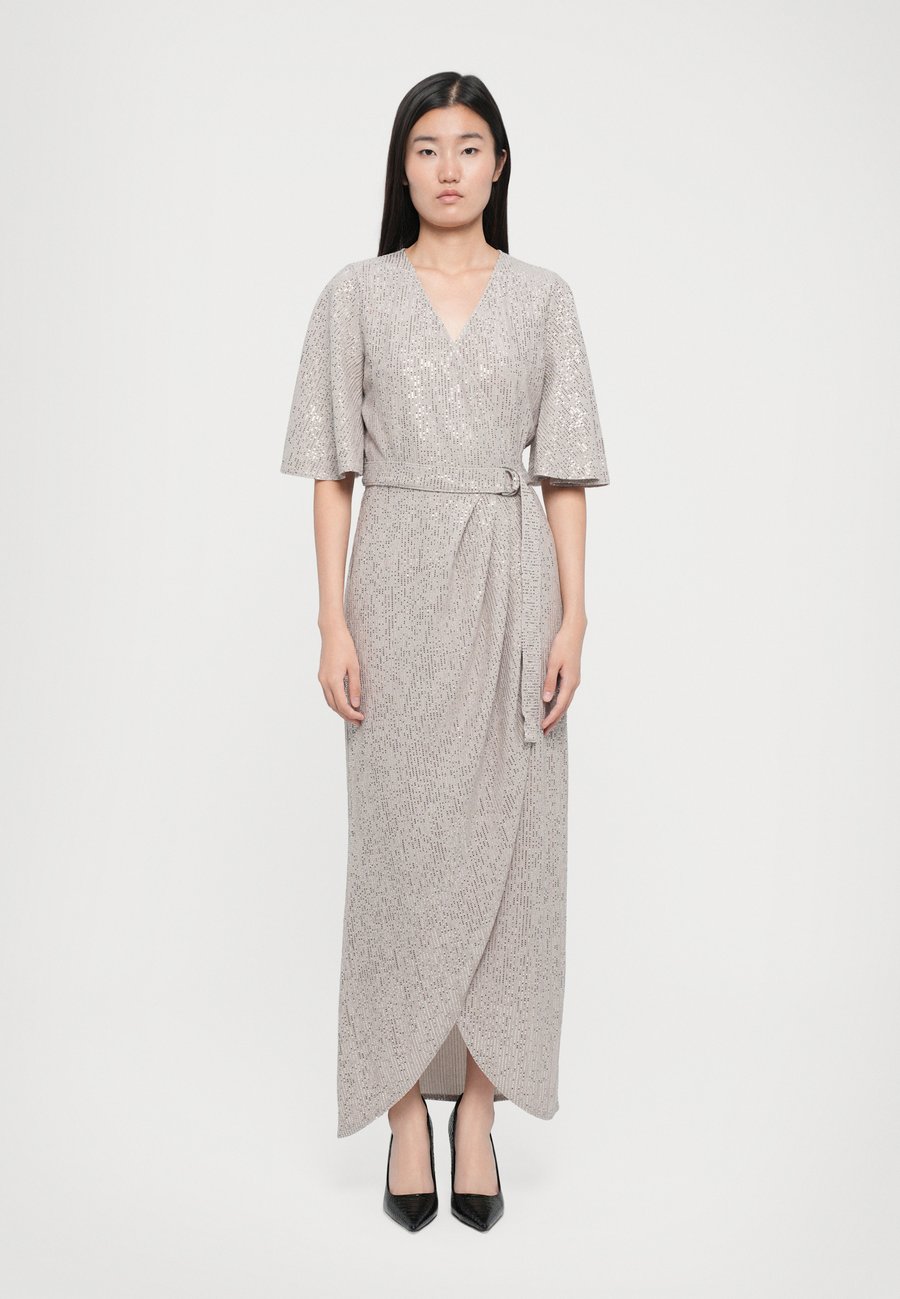 Платье Ida Sjöstedt CARLY DRESS, Silver-Coloured
Платье Ida Sjöstedt CARLY DRESS, Silver-Coloured