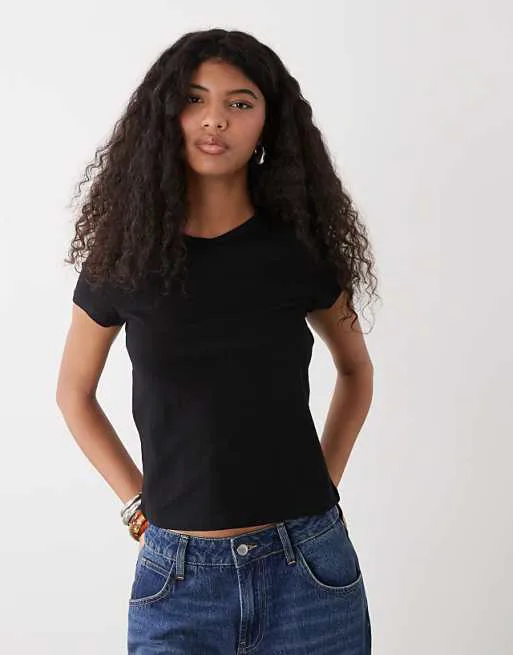 Черная узкая футболка с v-образным вырезом Weekday Fleur
Черная узкая футболка с v-образным вырезом Weekday Fleur