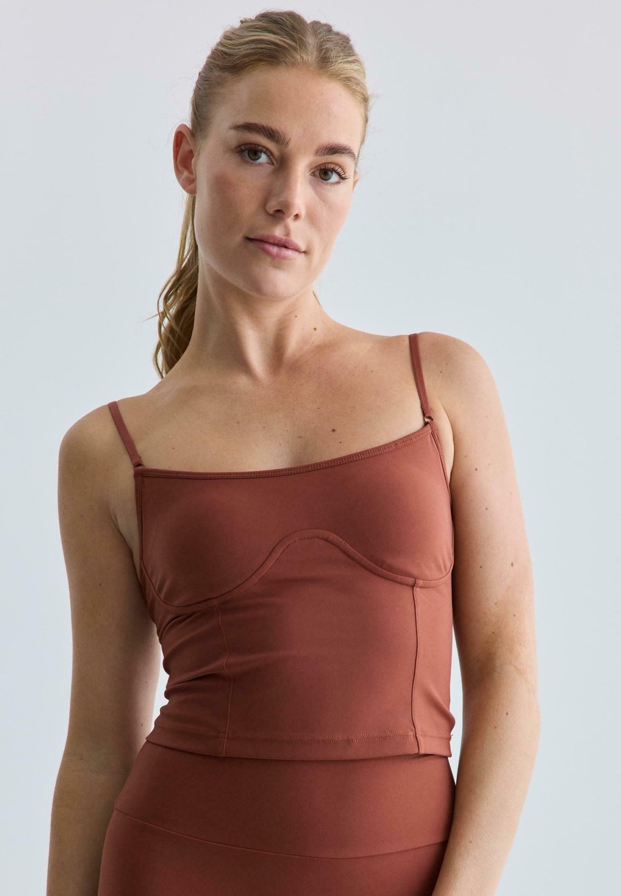 Топ rethinkit studios Top, Pinot Noir/Mottled Dark Red
Топ rethinkit studios Top, Pinot Noir/Mottled Dark Red