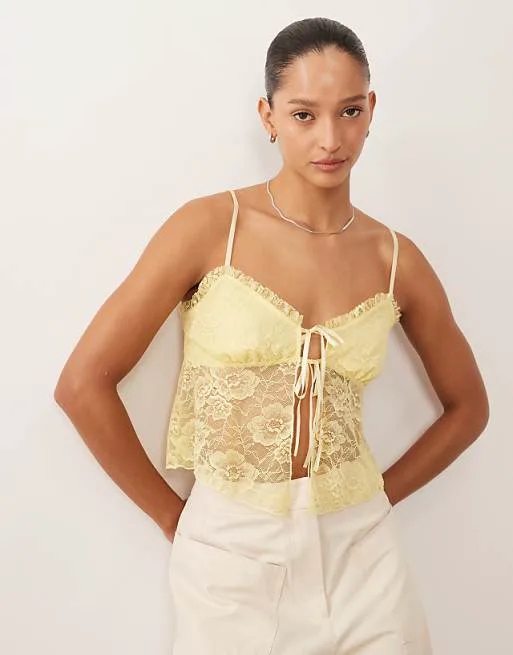 Лимонный кружевной топ-майка с завязками спереди Miss Selfridge
Лимонный кружевной топ-майка с завязками спереди Miss Selfridge