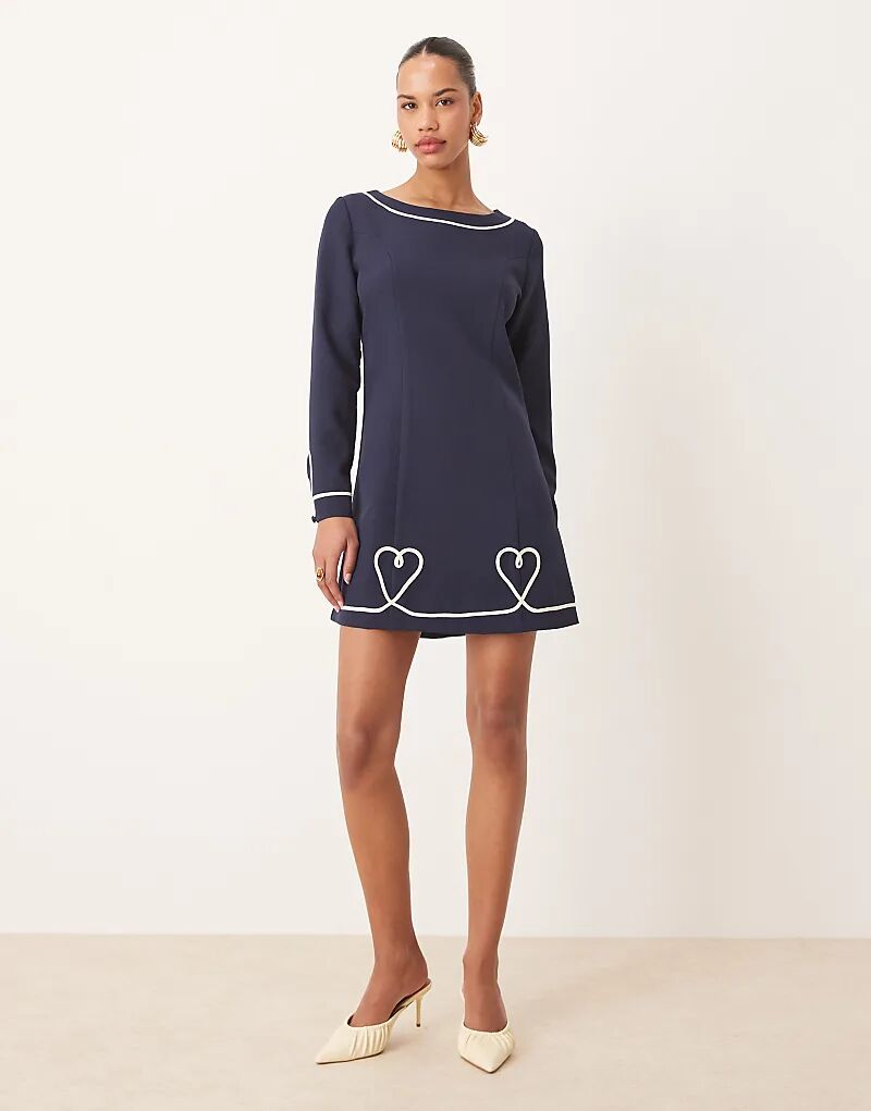 Мини-платье сестры Джейн с вышитыми сердечками в темно-синем цвете
Мини-платье сестры Джейн с вышитыми сердечками в темно-синем цвете
