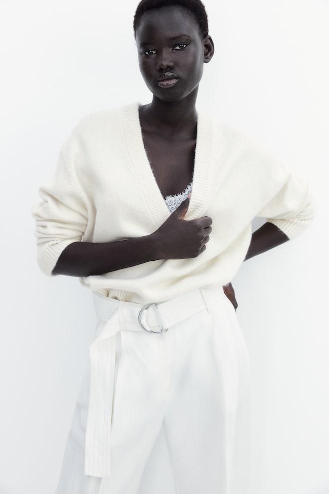 Свитер с v-образным вырезом H&M, бежевый
Свитер с v-образным вырезом H&M, бежевый