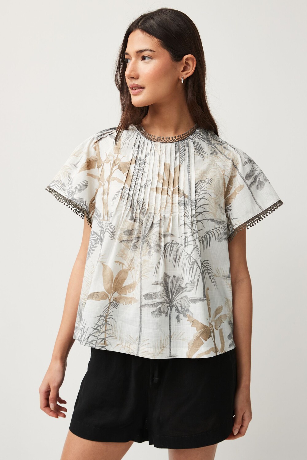 Блузка с короткими рукавами и складками спереди Next, экрю 
Блузка с короткими рукавами и складками спереди Next, экрю