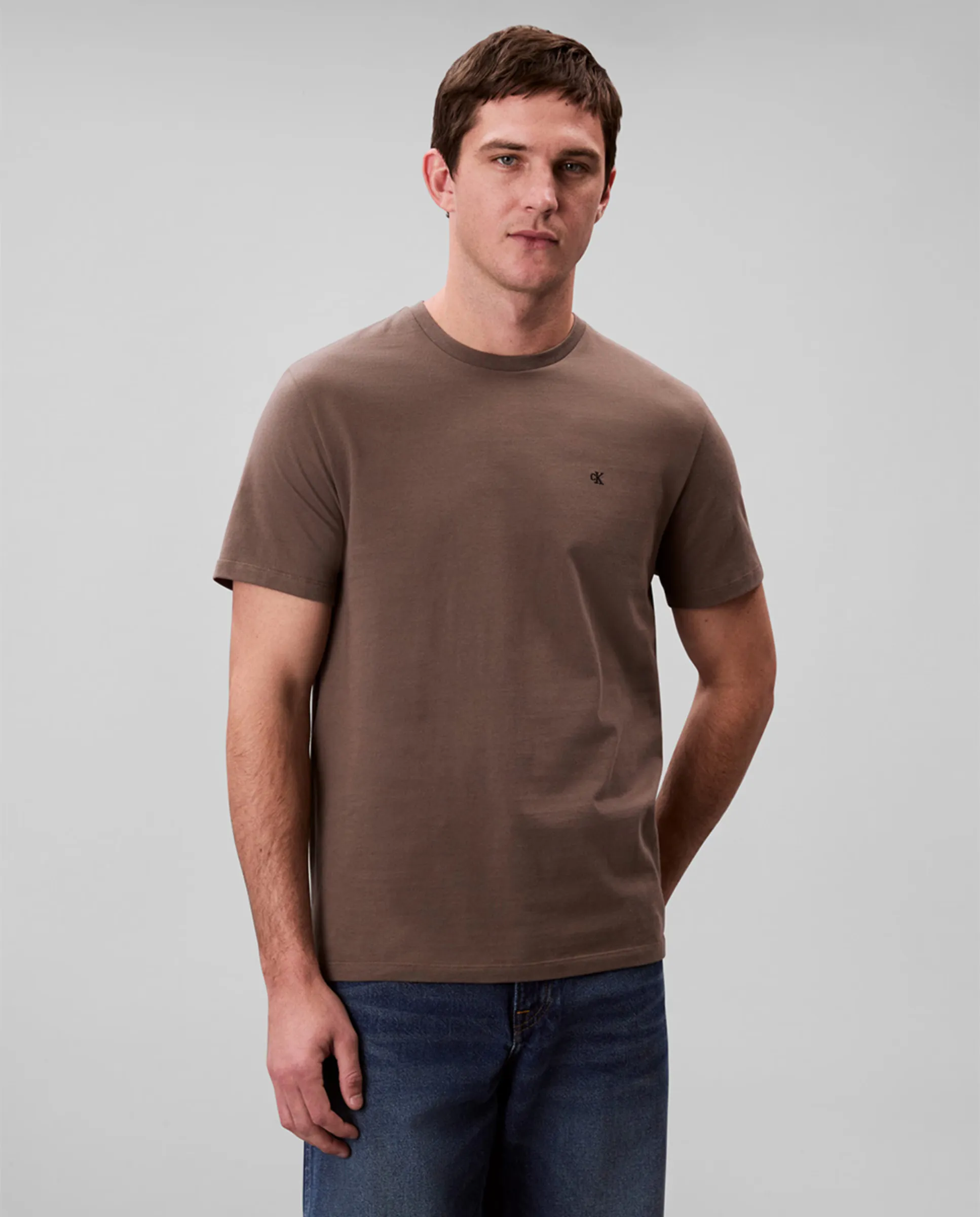 Футболка мужская с коротким рукавом и монограммой Calvin Klein Jeans, темно-коричневый 
Футболка мужская с коротким рукавом и монограммой Calvin Klein Jeans, темно-коричневый