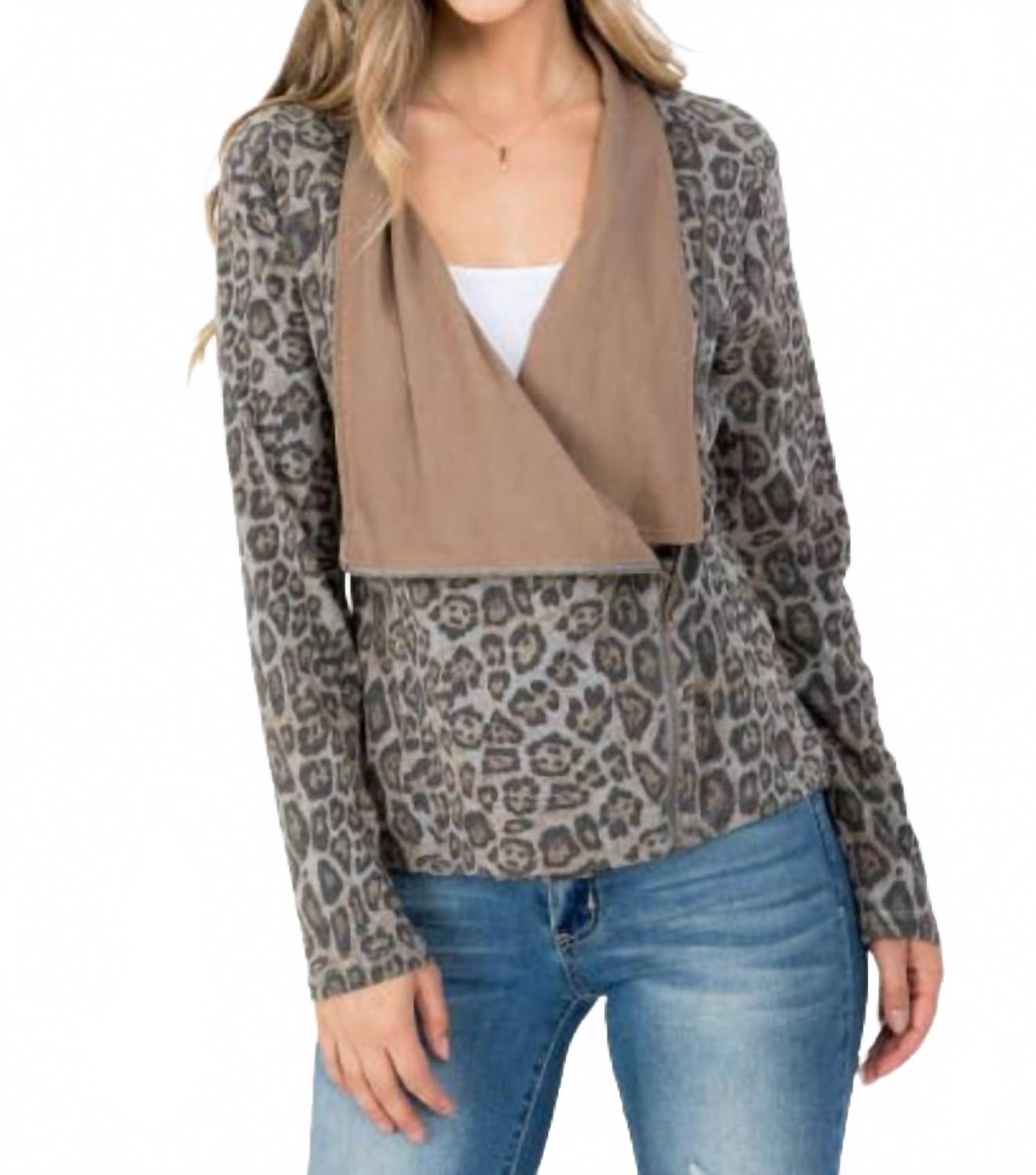 Коричневая куртка с анималистичным принтом и запахом на молнии спереди Blue B
Коричневая куртка с анималистичным принтом и запахом на молнии спереди Blue B