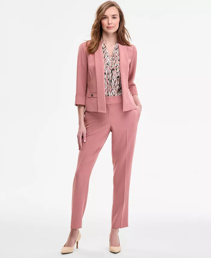 Женские брюки со складками спереди, блузка с V-образным вырезом и принтом, блейзер с рукавами 3/4 Kasper, розовый 
Женские брюки со складками спереди, блузка с V-образным вырезом и принтом, блейзер с рукавами 3/4 Kasper, розовый