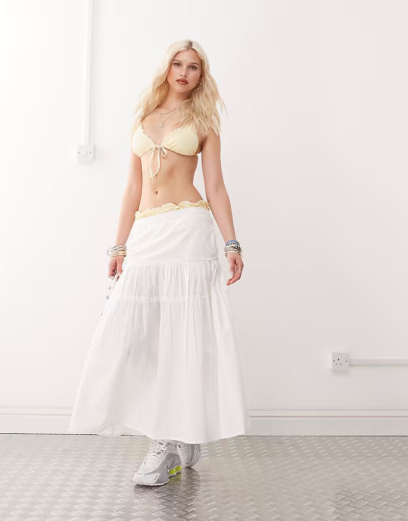 COLLUSION поплиновая юбка макси с заниженной талией и оборками белого цвета
COLLUSION поплиновая юбка макси с заниженной талией и оборками белого цвета