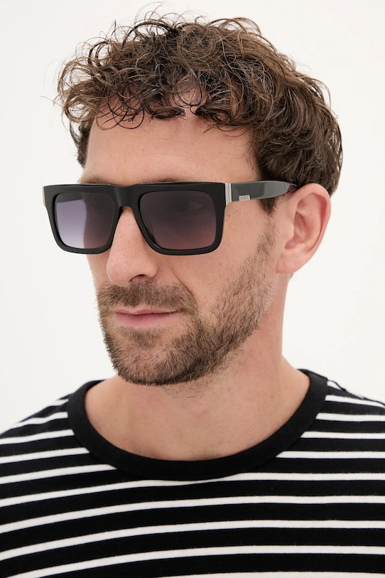 Солнцезащитные очки Guess, черный
Солнцезащитные очки Guess, черный