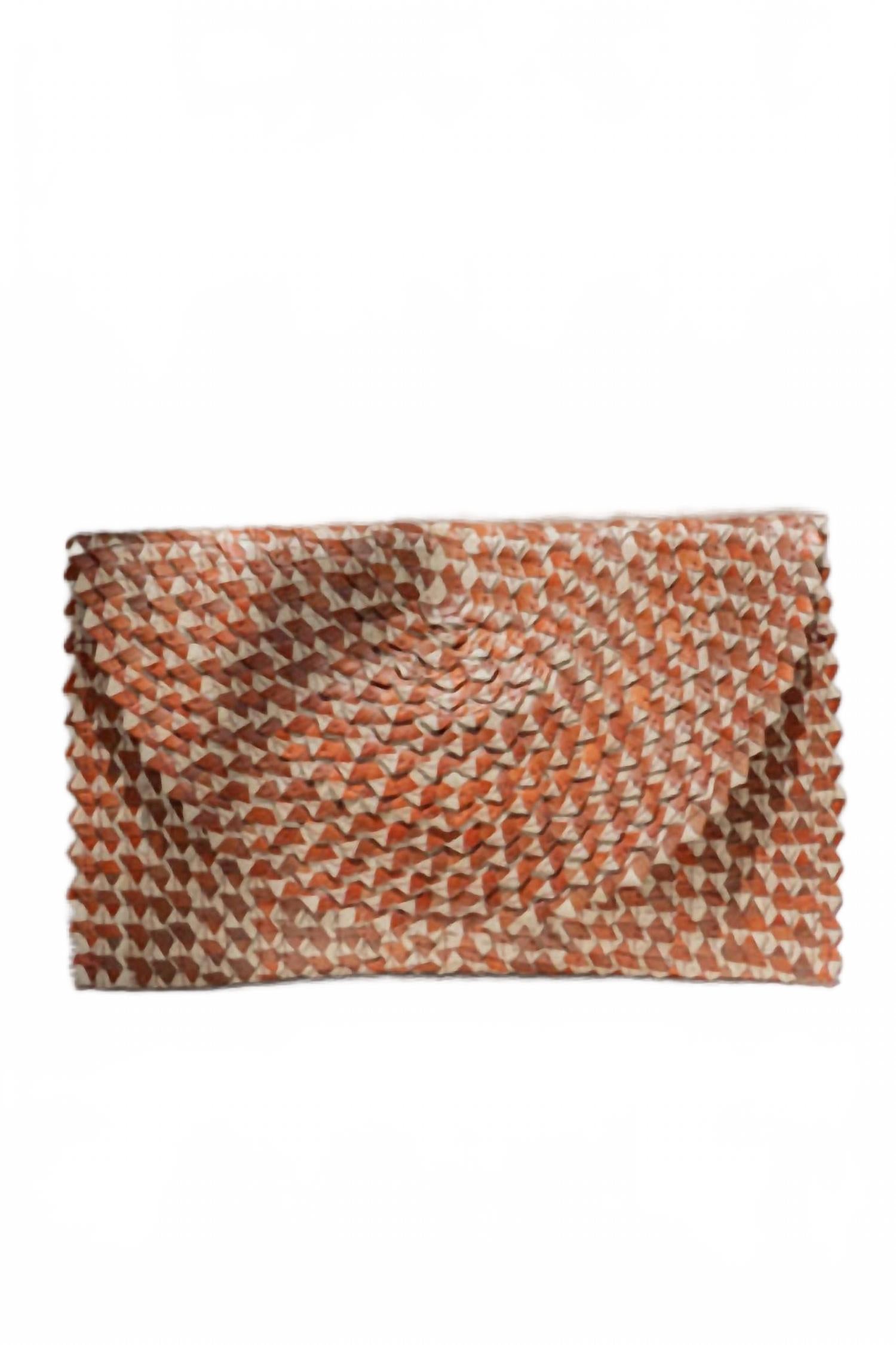 Village Thrive Женская плетеная сумочка-клатч янтарного цвета с градиентом
Village Thrive Женская плетеная сумочка-клатч янтарного цвета с градиентом