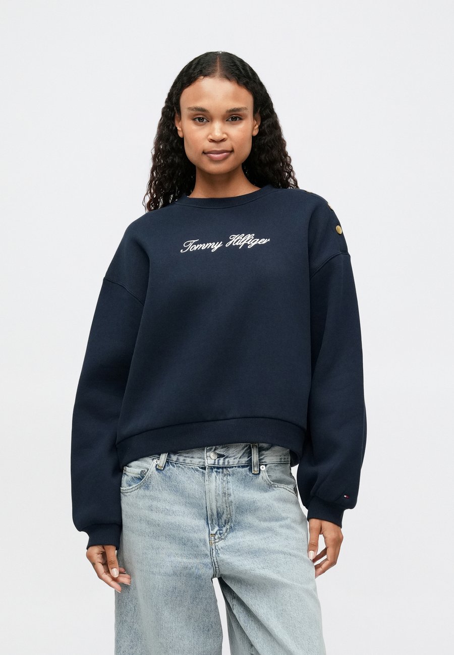 Толстовка Tommy Hilfiger SCRIPT, Dark Night Navy/Dark Blue, Синий, Толстовка Tommy Hilfiger SCRIPT, Dark Night Navy/Dark Blue
Толстовка Tommy Hilfiger SCRIPT, Dark Night Navy/Dark Blue, Синий, Толстовка Tommy Hilfiger SCRIPT, Dark Night Navy/Dark Blue