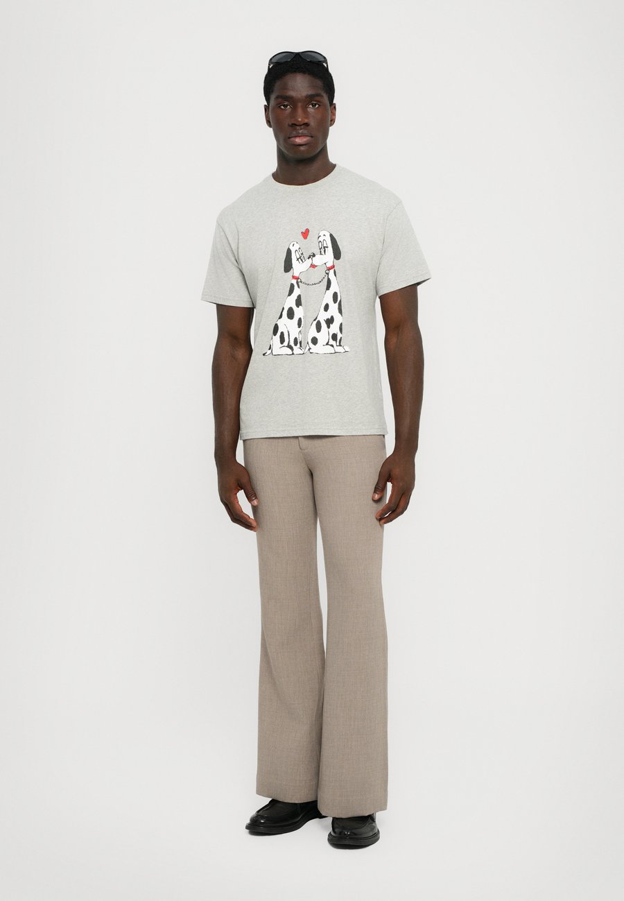 Футболка Carne Bollente THE POOCH SMOOCH, Melange Grey/Grey, Серый, Футболка Carne Bollente THE POOCH SMOOCH, Melange Grey/Grey
Футболка Carne Bollente THE POOCH SMOOCH, Melange Grey/Grey, Серый, Футболка Carne Bollente THE POOCH SMOOCH, Melange Grey/Grey