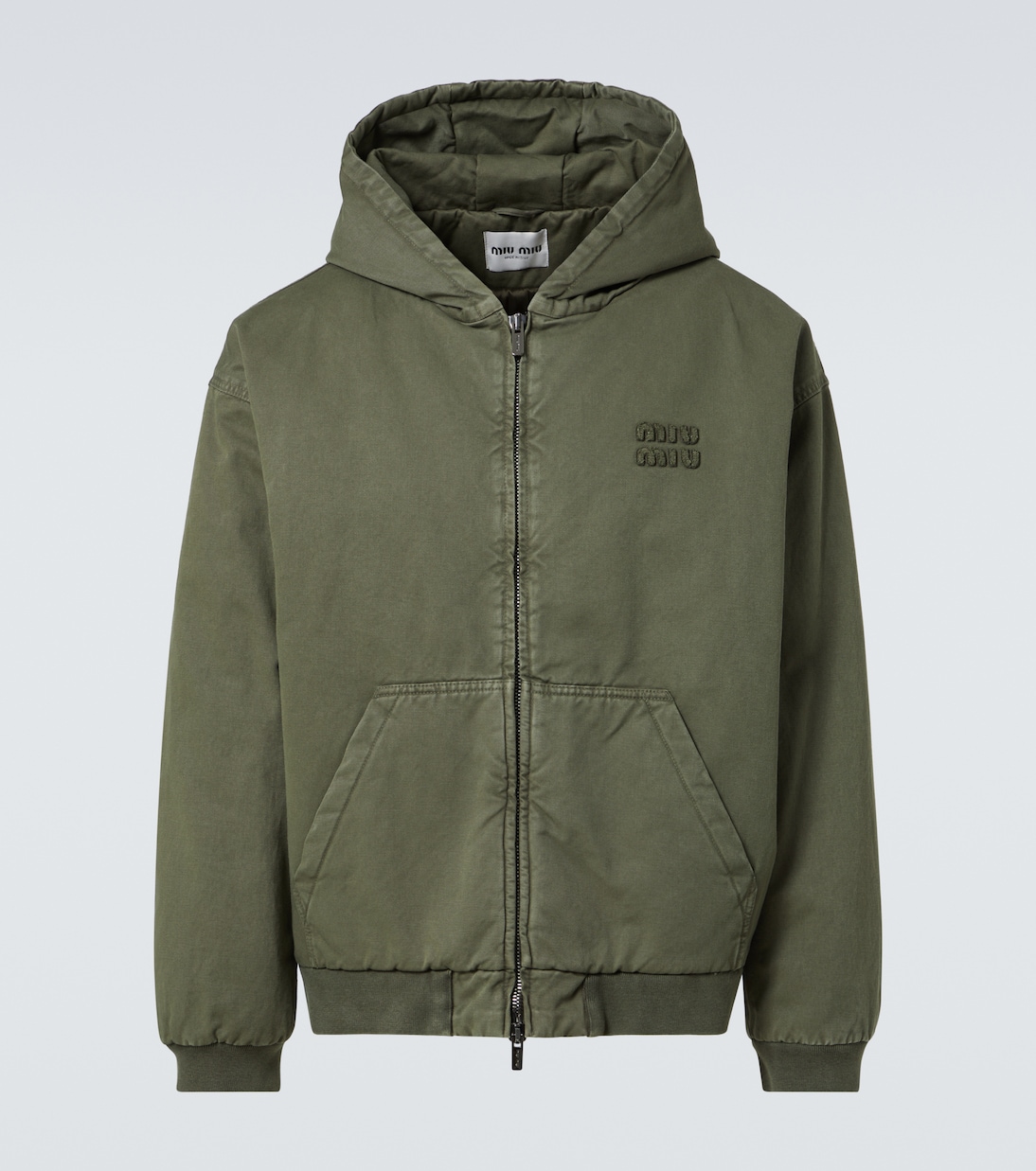 Толстовка с капюшоном из хлопкового габардина на молнии с логотипом Miu Miu, оливковый
Толстовка с капюшоном из хлопкового габардина на молнии с логотипом Miu Miu, оливковый