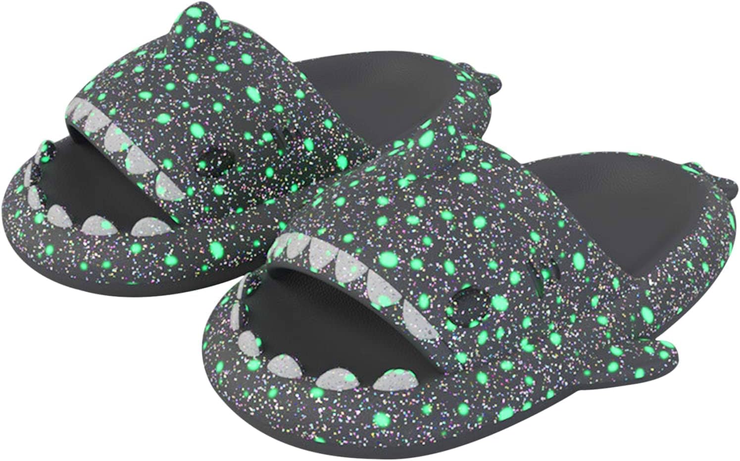 Светящиеся в темноте шлепанцы Galaxy Shark для мужчин и женщин, пляжные сандалии Cloud Shark светящиеся тапочки с акулой Quroxo
Светящиеся в темноте шлепанцы Galaxy Shark для мужчин и женщин, пляжные сандалии Cloud Shark светящиеся тапочки с акулой Quroxo