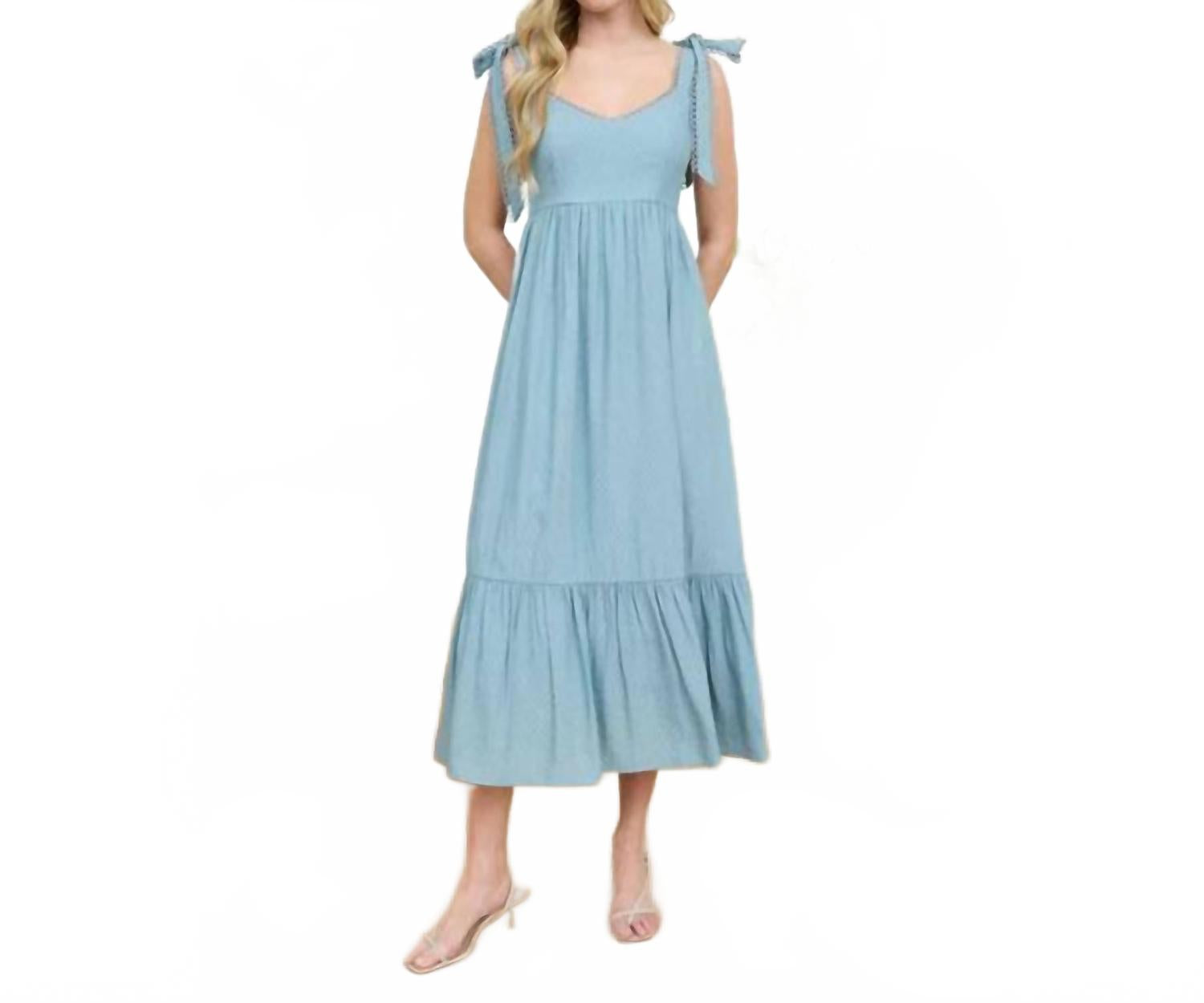 Голубое миди-платье с перфорированным кружевным кантом Blu Pepper
Голубое миди-платье с перфорированным кружевным кантом Blu Pepper