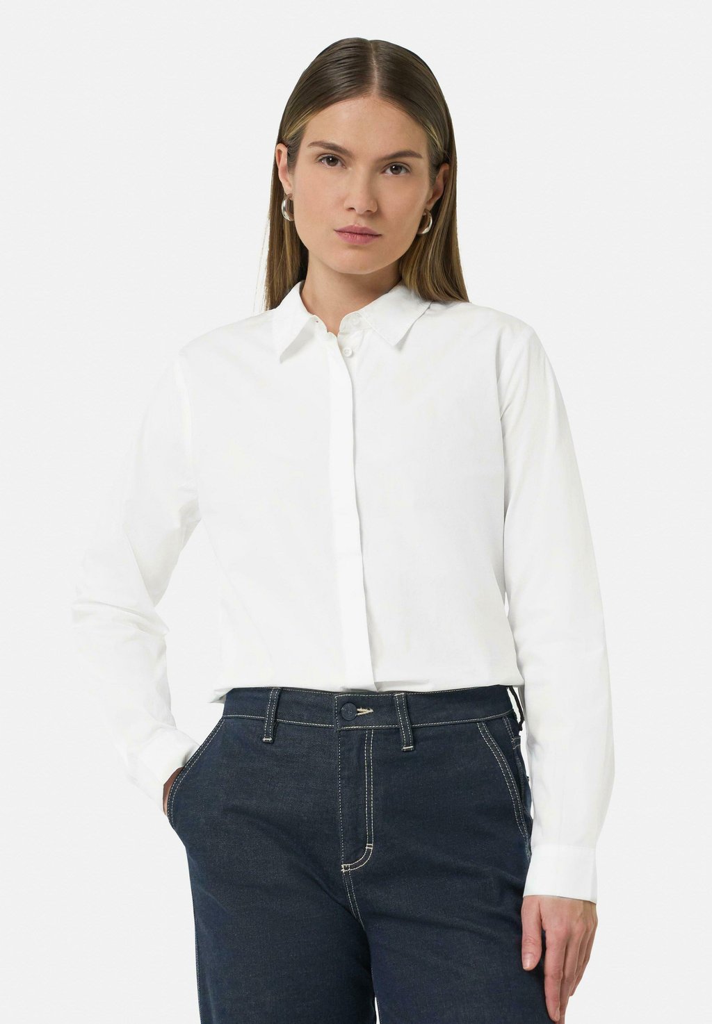Блузка на пуговицах ELASTISCHEM TAPE IM RÜCKEN UND MANSCHETTEN comma casual identity, белый 
Блузка на пуговицах ELASTISCHEM TAPE IM RÜCKEN UND MANSCHETTEN comma casual identity, белый