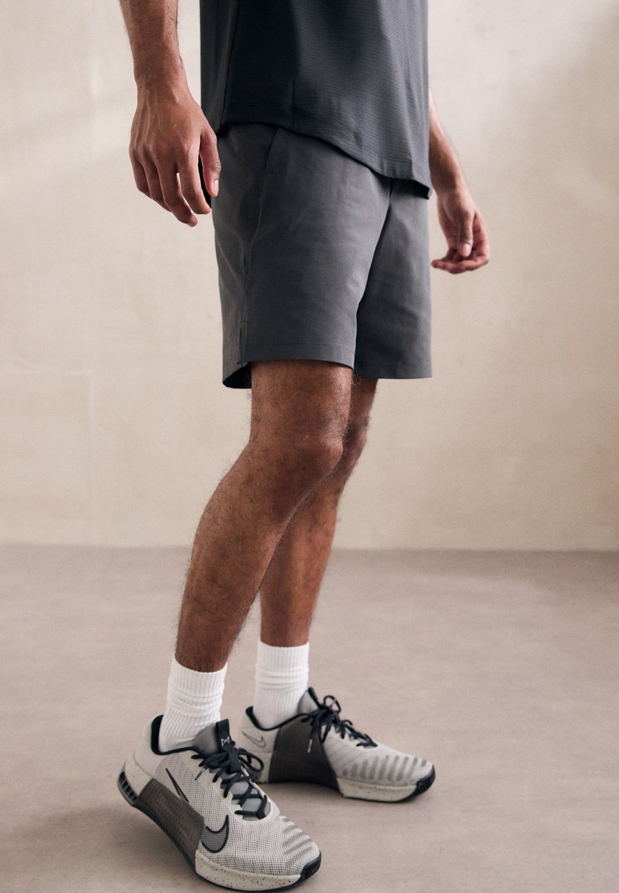 Спортивные шорты lululemon ZEROED IN LINERLESS 18CM, Graphite Grey/Grey
Спортивные шорты lululemon ZEROED IN LINERLESS 18CM, Graphite Grey/Grey