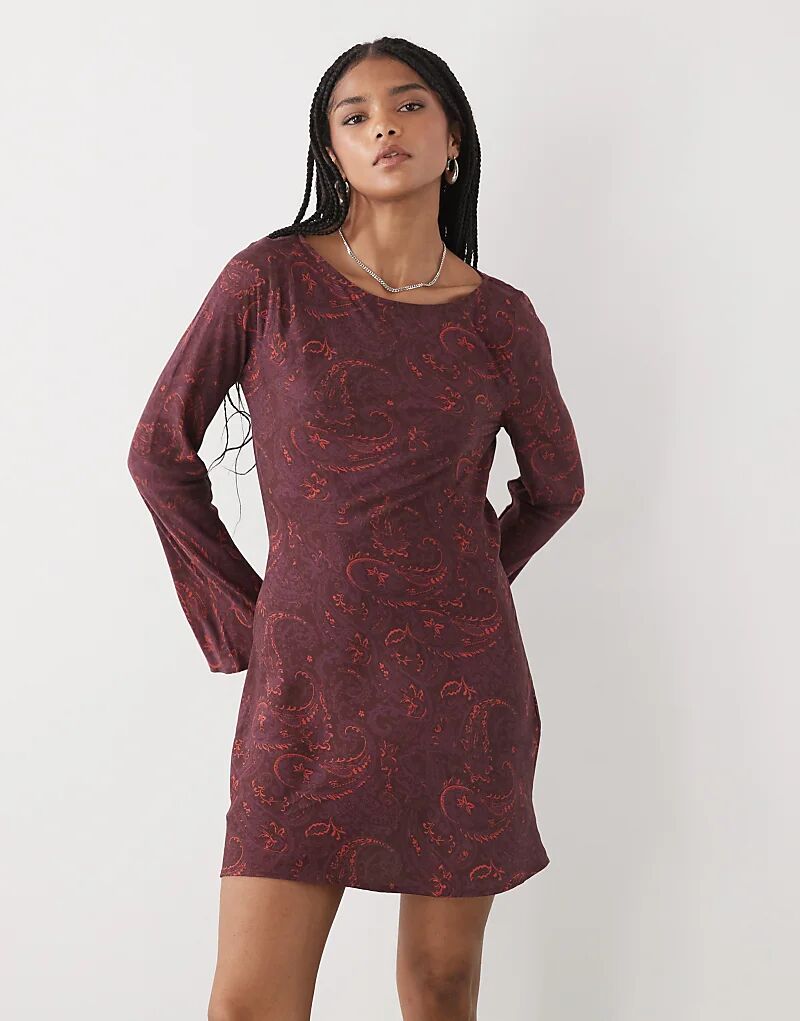 Мини-платье Reclaimed Vintage с вырезом-лодочкой и расклешенными рукавами, с бордовым принтом пейсли
Мини-платье Reclaimed Vintage с вырезом-лодочкой и расклешенными рукавами, с бордовым принтом пейсли