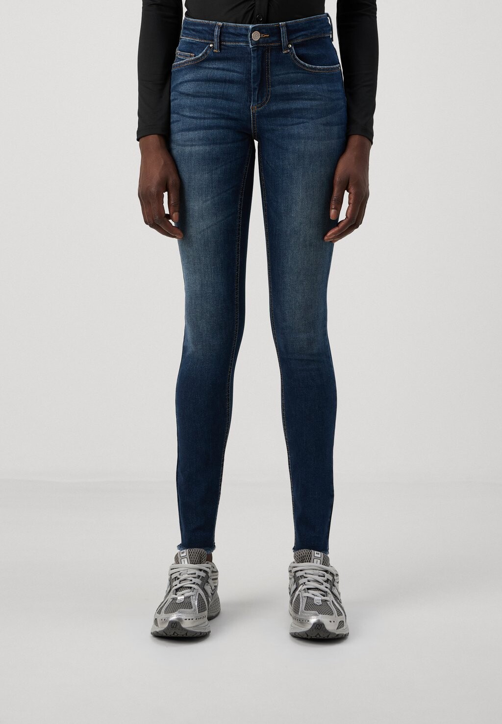 Джинсы облегающие ONLBLUSH MID ANKLE ONLY Tall, темно-синий деним
Джинсы облегающие ONLBLUSH MID ANKLE ONLY Tall, темно-синий деним