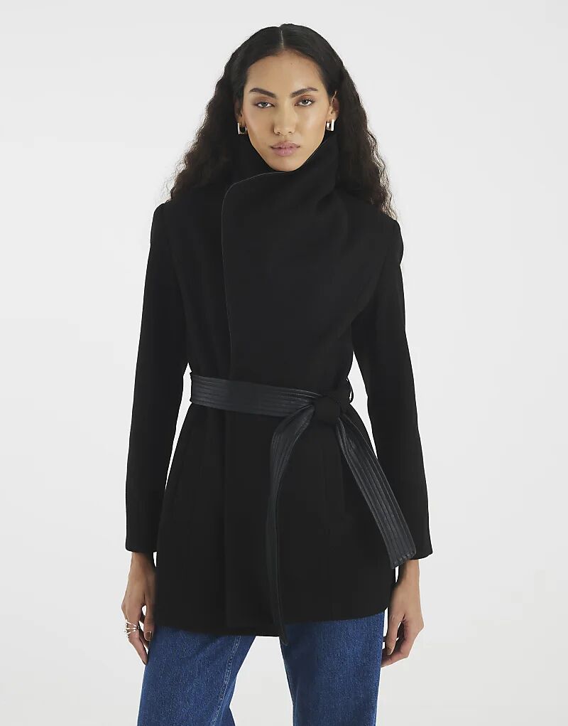 Пальто River Island с отделкой из искусственной кожи черного цвета
Пальто River Island с отделкой из искусственной кожи черного цвета