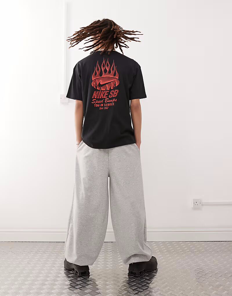 Футболка с логотипом Nike SB черного цвета
Футболка с логотипом Nike SB черного цвета