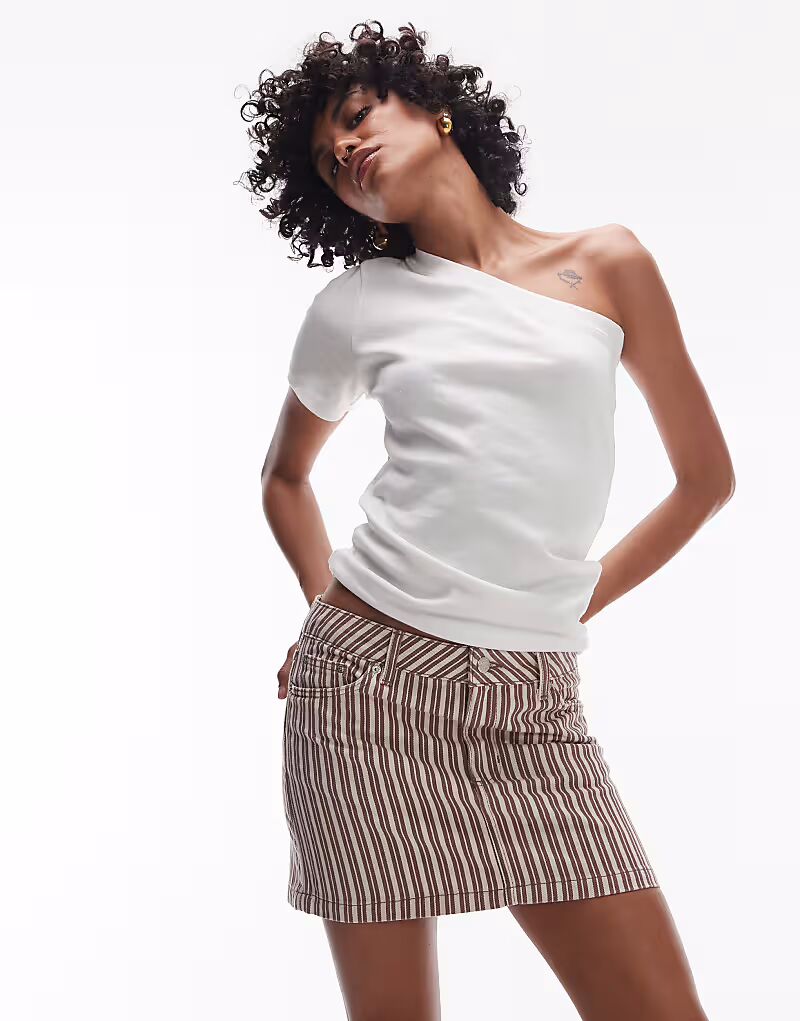 Мини-юбка с ламбрекеном из денима Topshop в полоску бордового и сливочного цветов
Мини-юбка с ламбрекеном из денима Topshop в полоску бордового и сливочного цветов