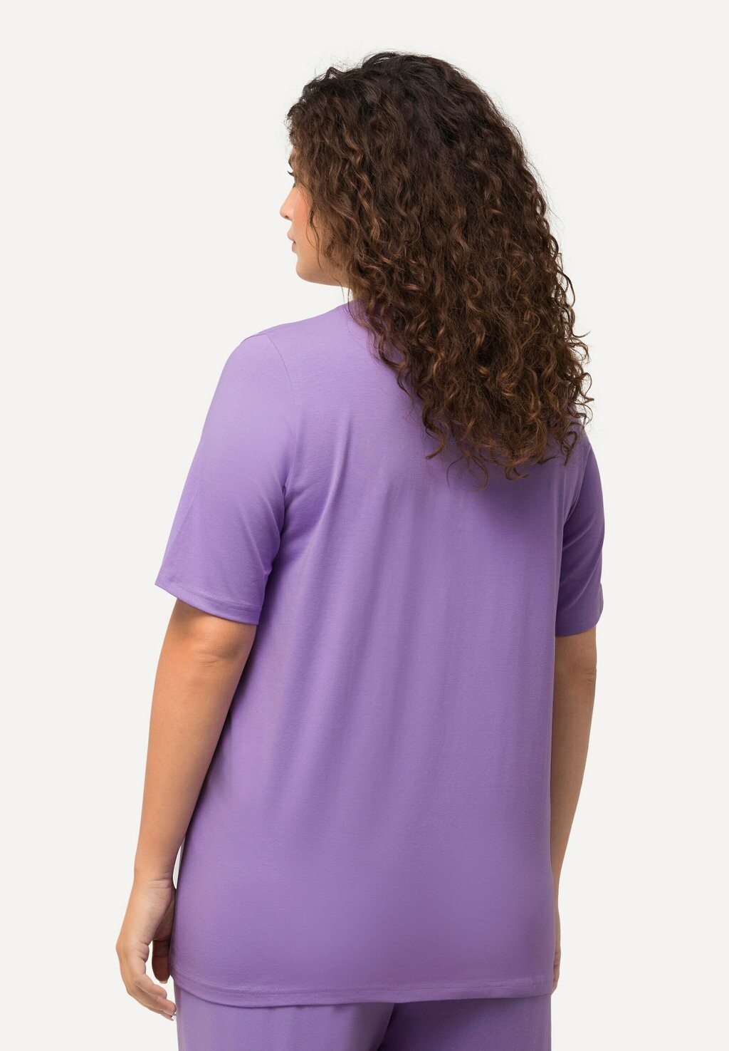 Базовая футболка RUNDHALSAUSSCHNITT HALBARM Ulla Popken, сиреневый
Базовая футболка RUNDHALSAUSSCHNITT HALBARM Ulla Popken, сиреневый