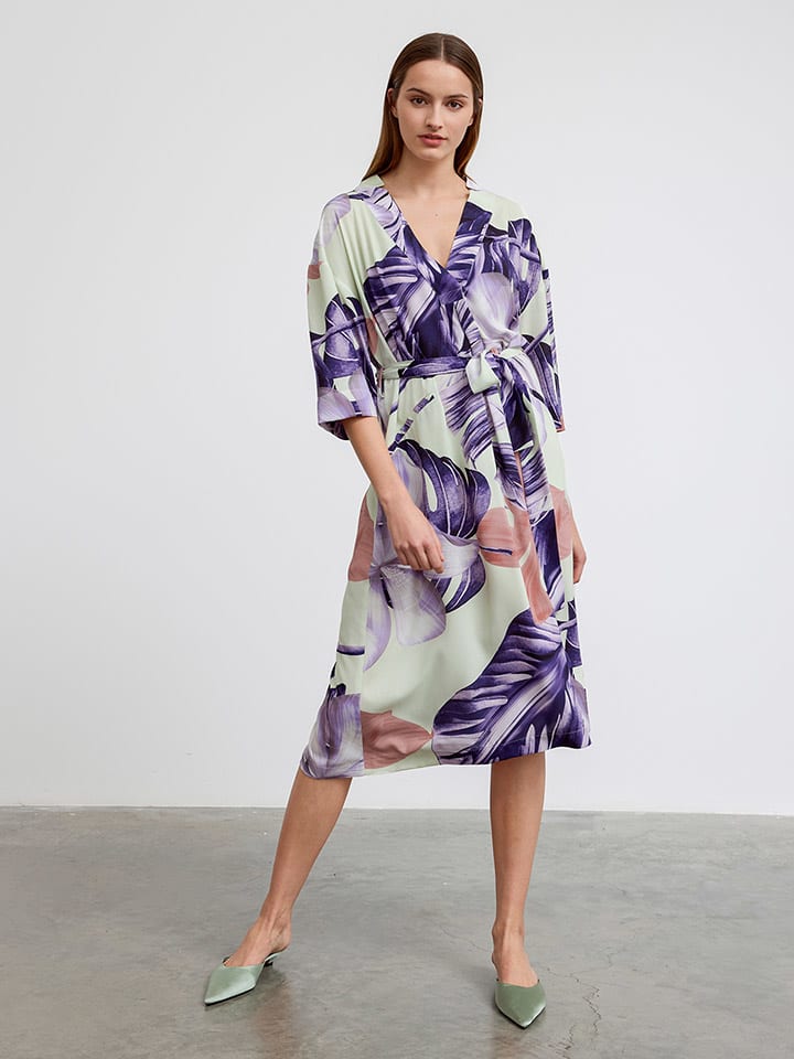 Платье до колена BGN
Платье до колена BGN