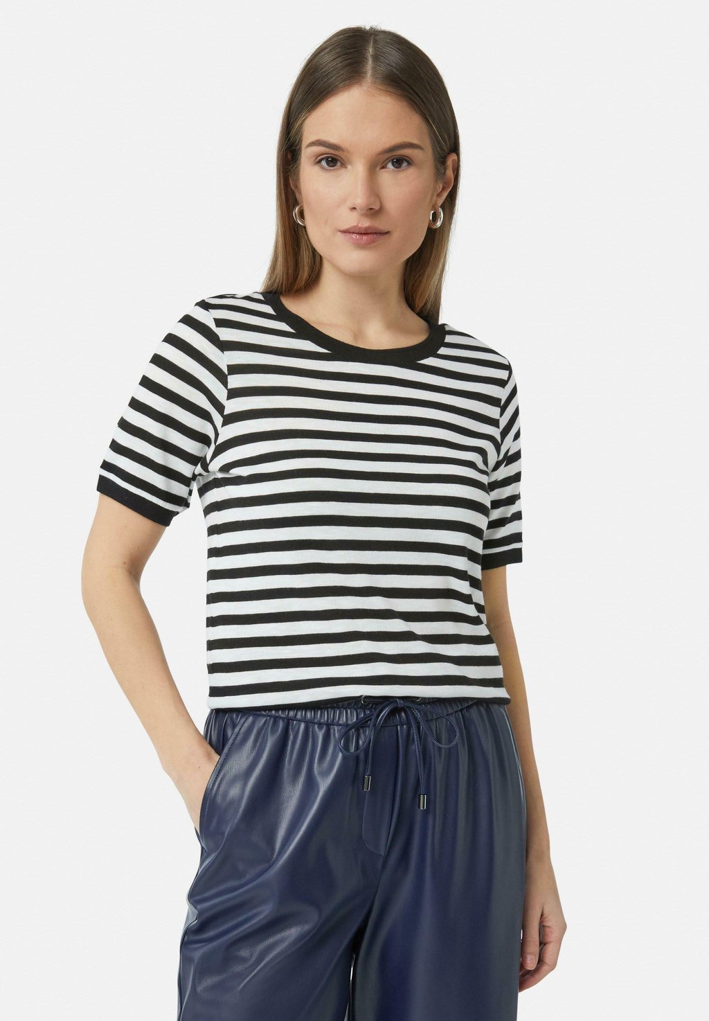 Футболка с принтом AUS IN GESTREIFTEM MUSTER comma casual identity, черный 
Футболка с принтом AUS IN GESTREIFTEM MUSTER comma casual identity, черный