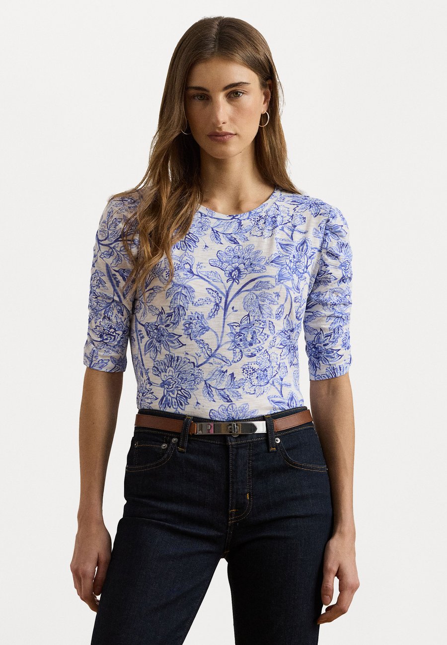 Футболка Lauren Ralph Lauren FLORAL SLUB JERSEY ELBOW SLEEVE TEE, White/Blue/Light Blue
Футболка Lauren Ralph Lauren FLORAL SLUB JERSEY ELBOW SLEEVE TEE, White/Blue/Light Blue