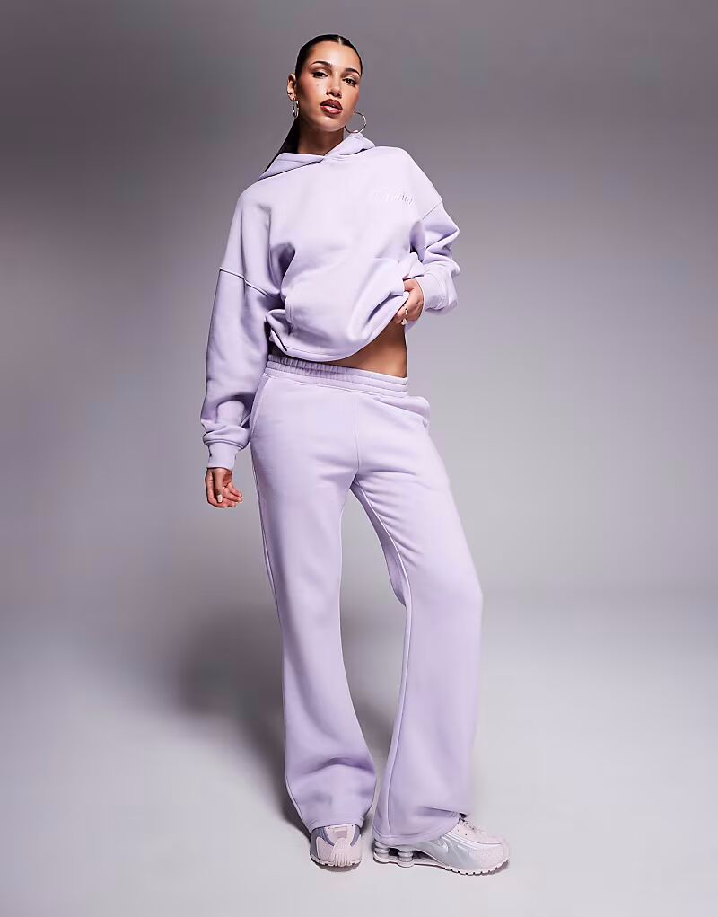 Спортивный костюм Kaiia Studio с вышитым завитком-логотипом на кармане в сиреневом и розовом цветах
Спортивный костюм Kaiia Studio с вышитым завитком-логотипом на кармане в сиреневом и розовом цветах
